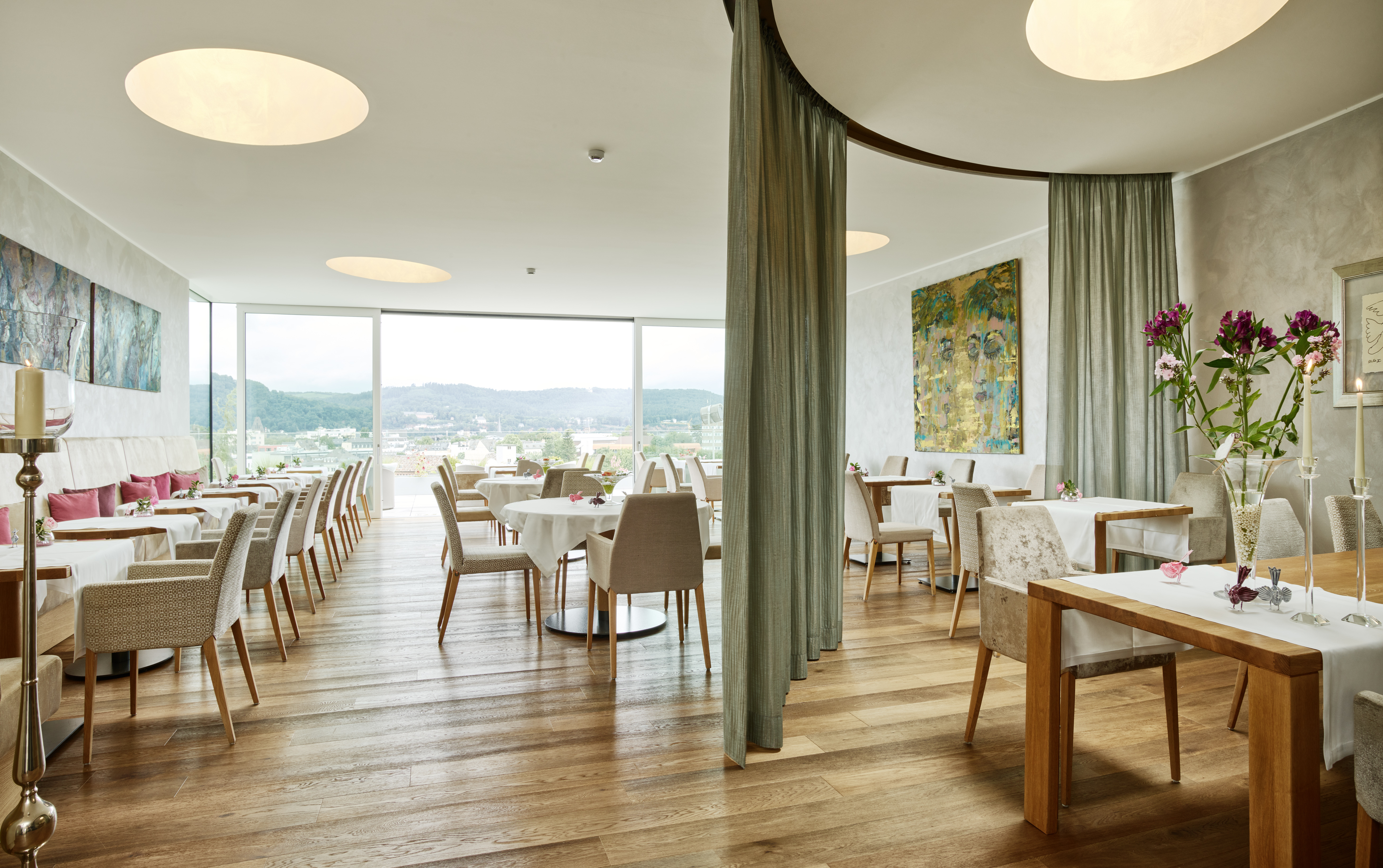 Hotel Villa Hügel in Trier – Modernes Restaurant mit großen Fenstern und Ausblick | Wellnesshotel Mosel