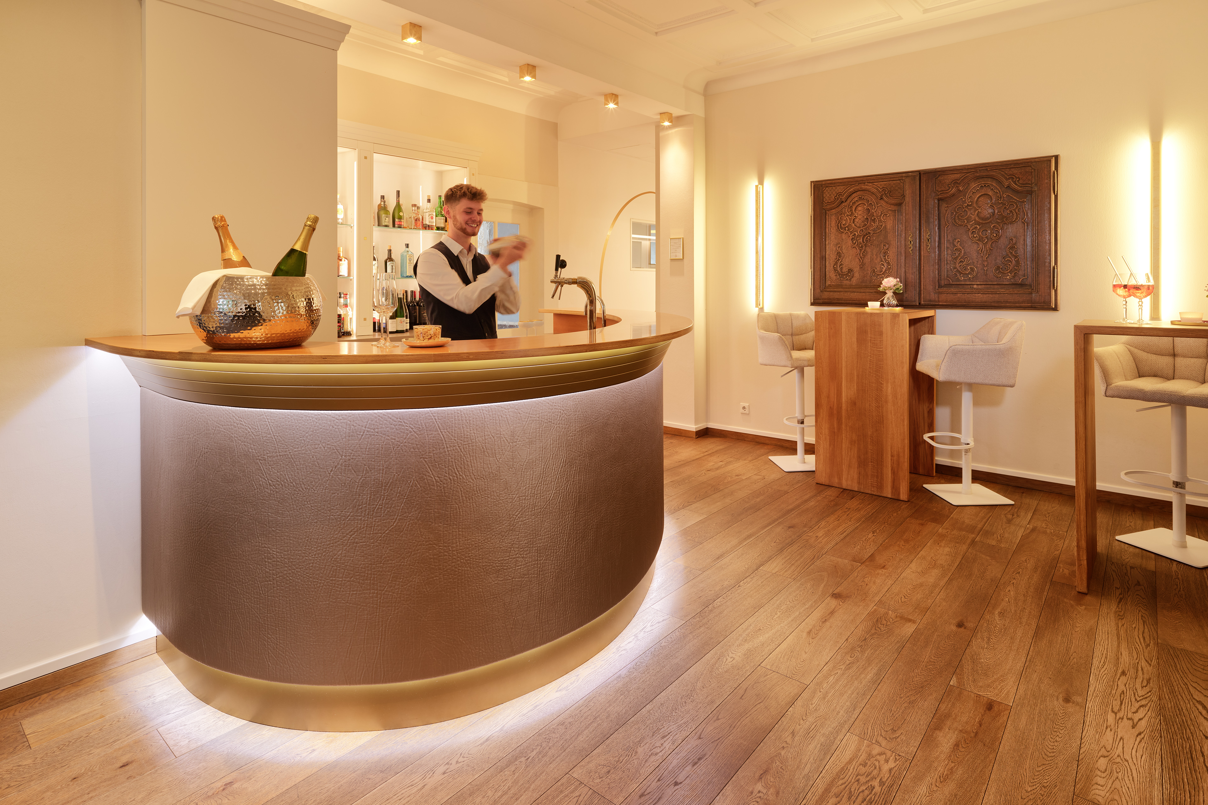 Hotel Villa Hügel in Trier – Moderne Hotelbar mit Barkeeper und stilvollem Ambiente | Wellnesshotel Mosel