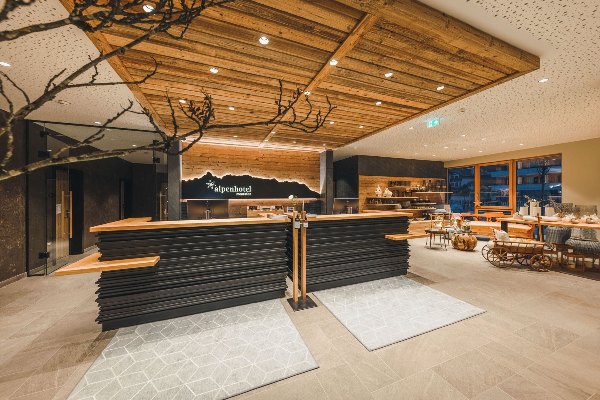 Alpenhotel Montafon in Schruns – Moderne Rezeption und Lobbybereich mit alpiner Einrichtung | Wellnesshotel Montafon
