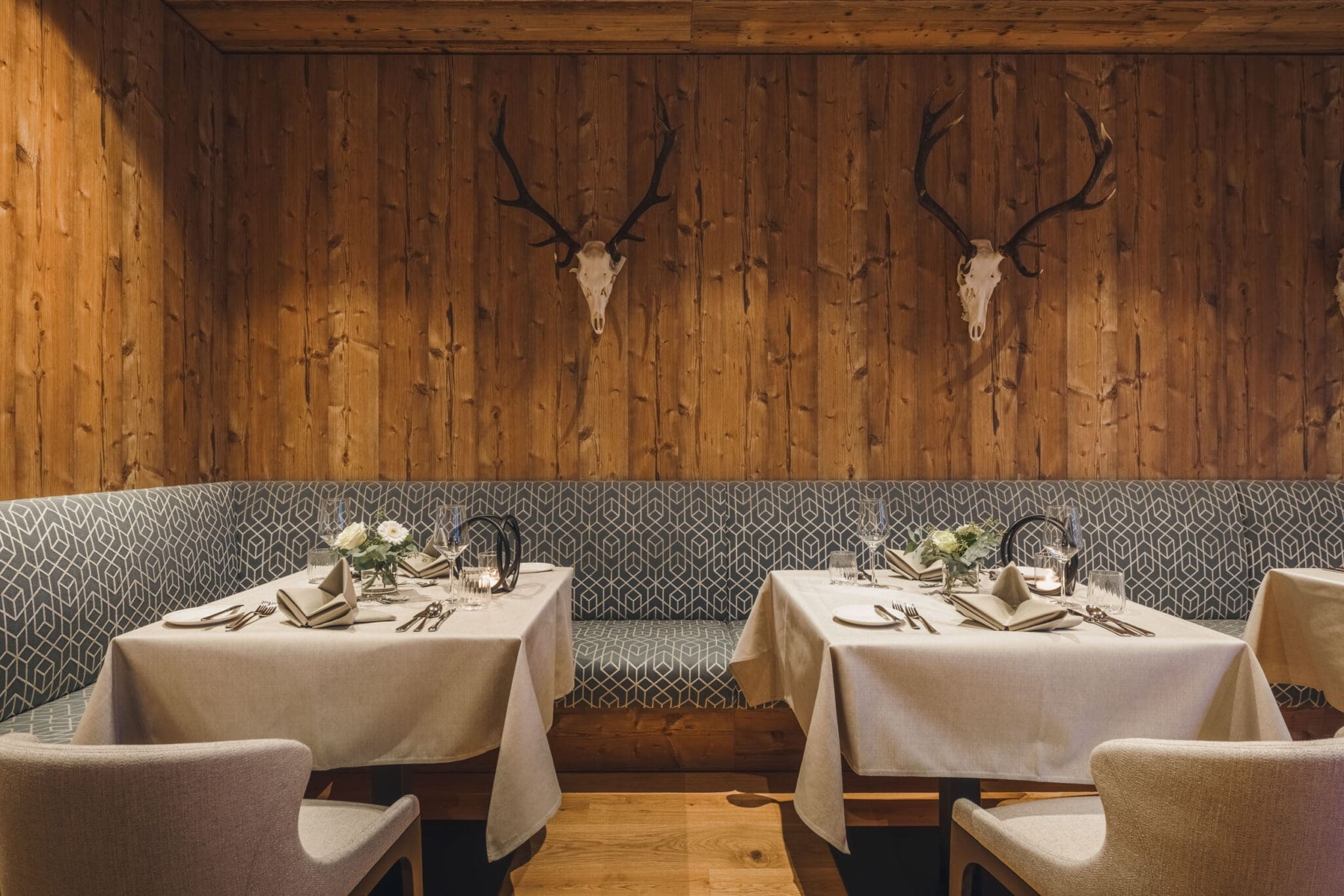 Alpenhotel Montafon in Schruns – Traditioneller Restaurantbereich mit gedeckten Tischen | Wellnesshotel Montafon