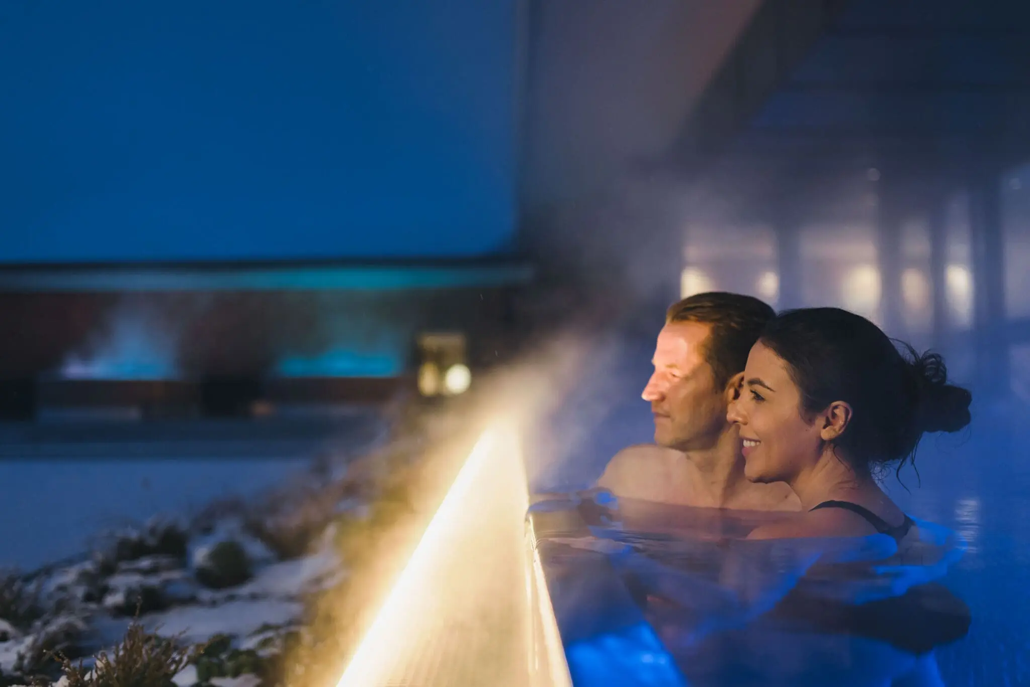 Alpenhotel Montafon in Schruns – Gäste genießen Cocktails an der Hotelbar am Abend | Wellnesshotel Montafon