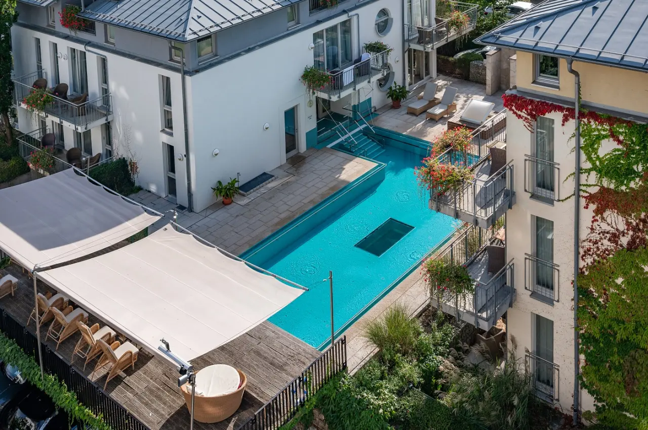 Aussenpool-Bereich mit Sonnenterrasse und Hotelbalkonen im Strandhotel Heringsdorf