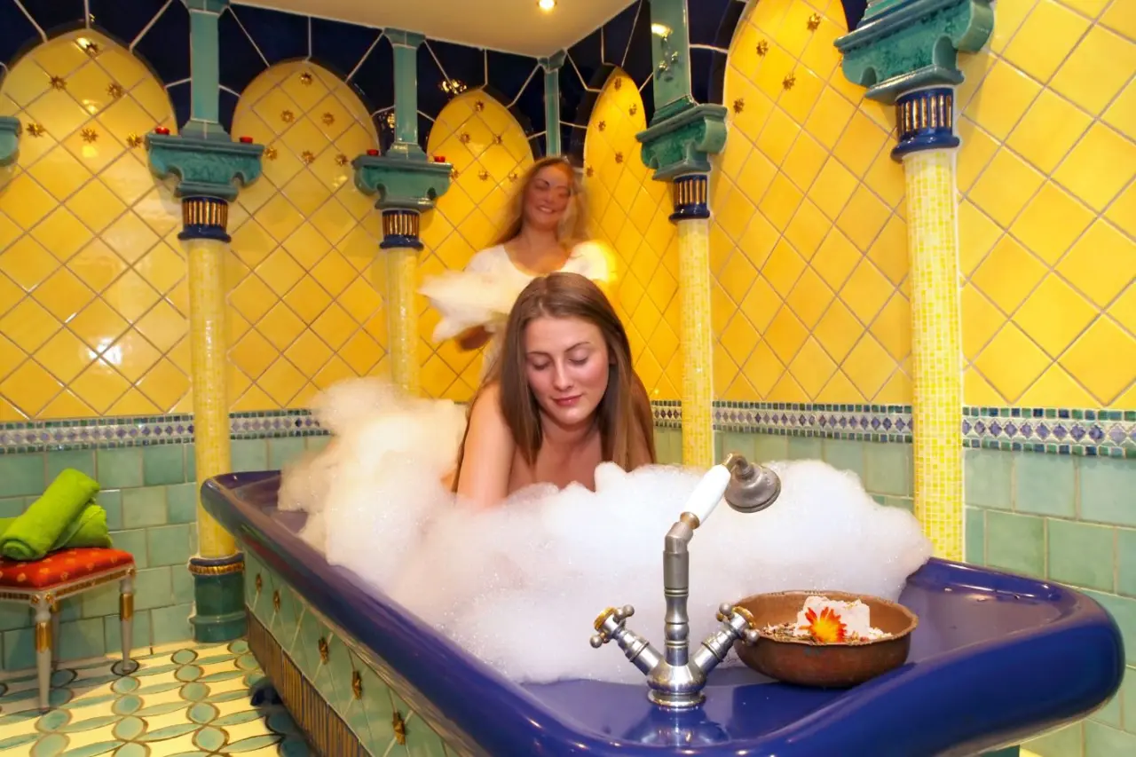 Entspannendes Schaumbad in der farbenfrohen Badewanne im Spa-Bereich des Strandhotel Heringsdorf.