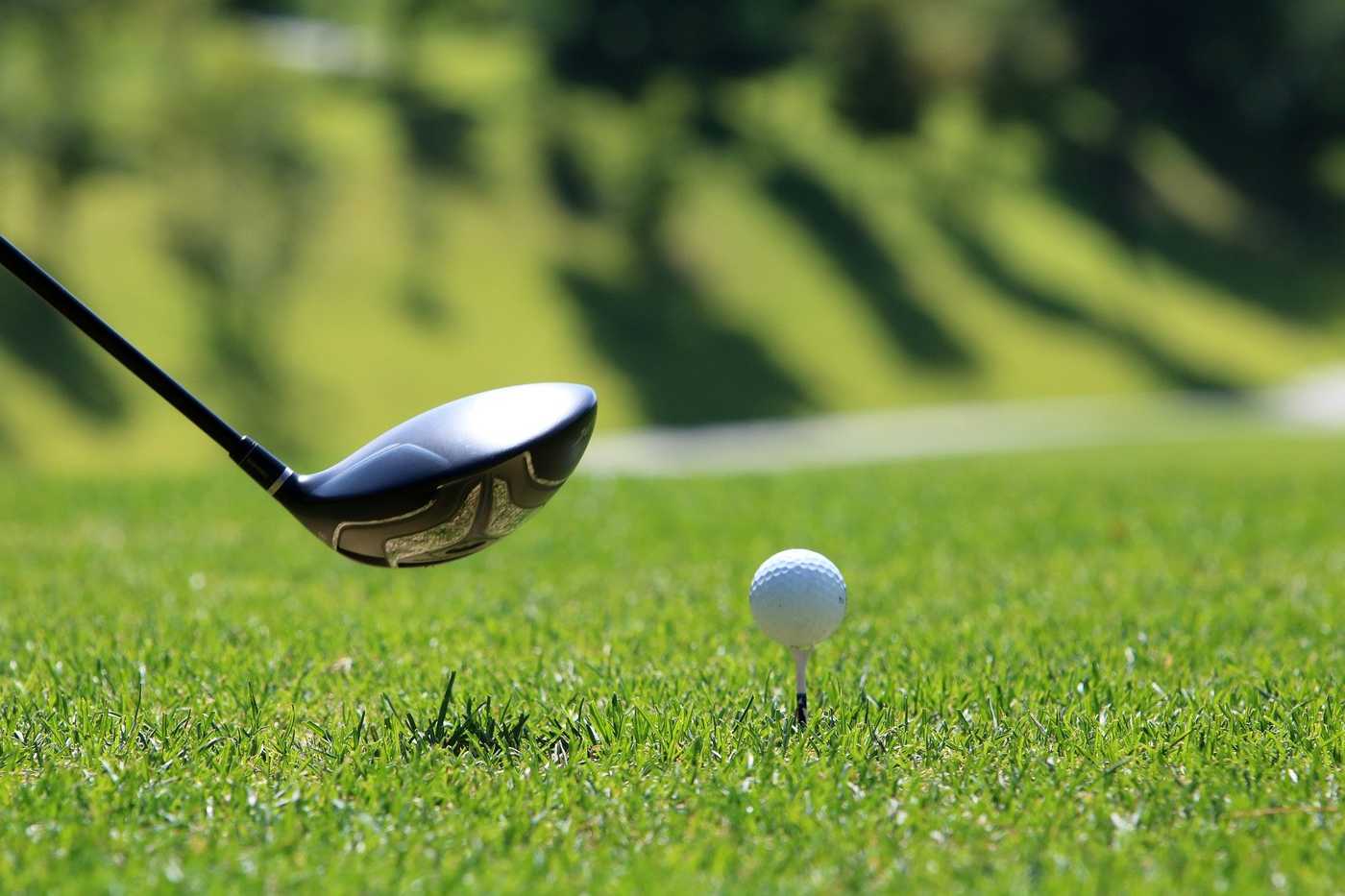 Hotel Rosenstock in Fischen im Allgäu – Golfschläger trifft Golfball auf grünem Rasen | Wellnesshotel Allgäu