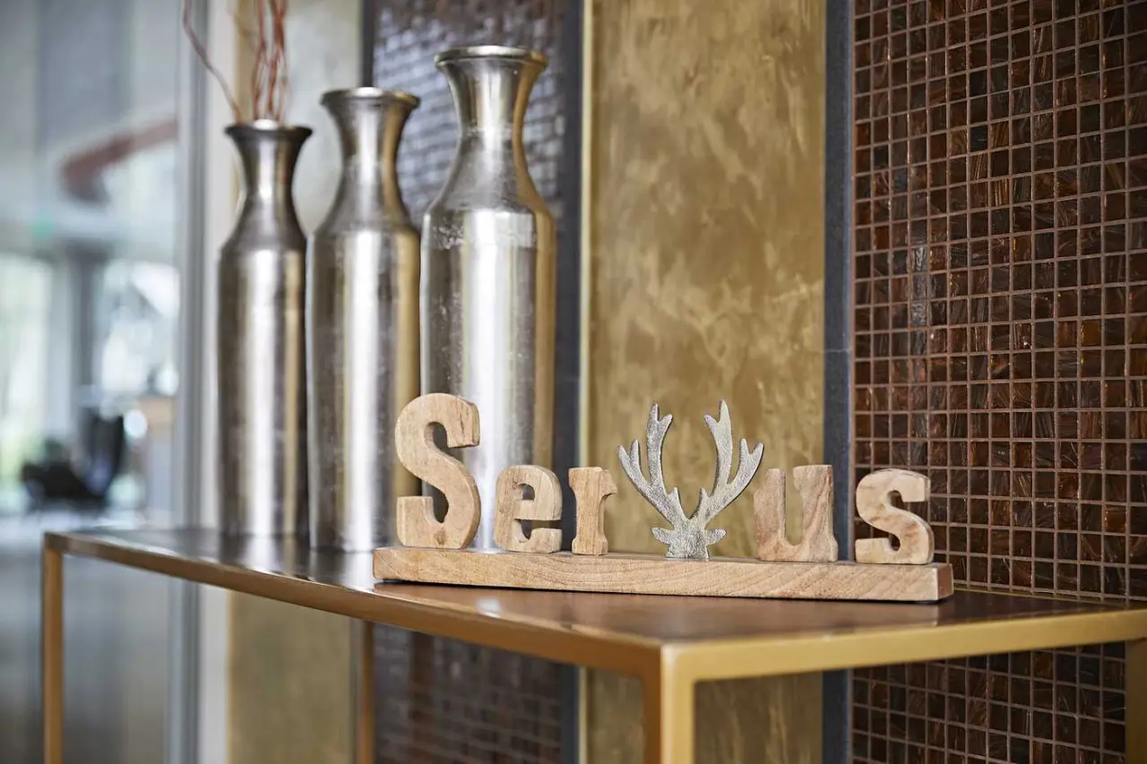 Hotel Rosenstock in Fischen im Allgäu – Dekoration mit dem Schriftzug "Servus" im Hotel | Wellnesshotel Allgäu