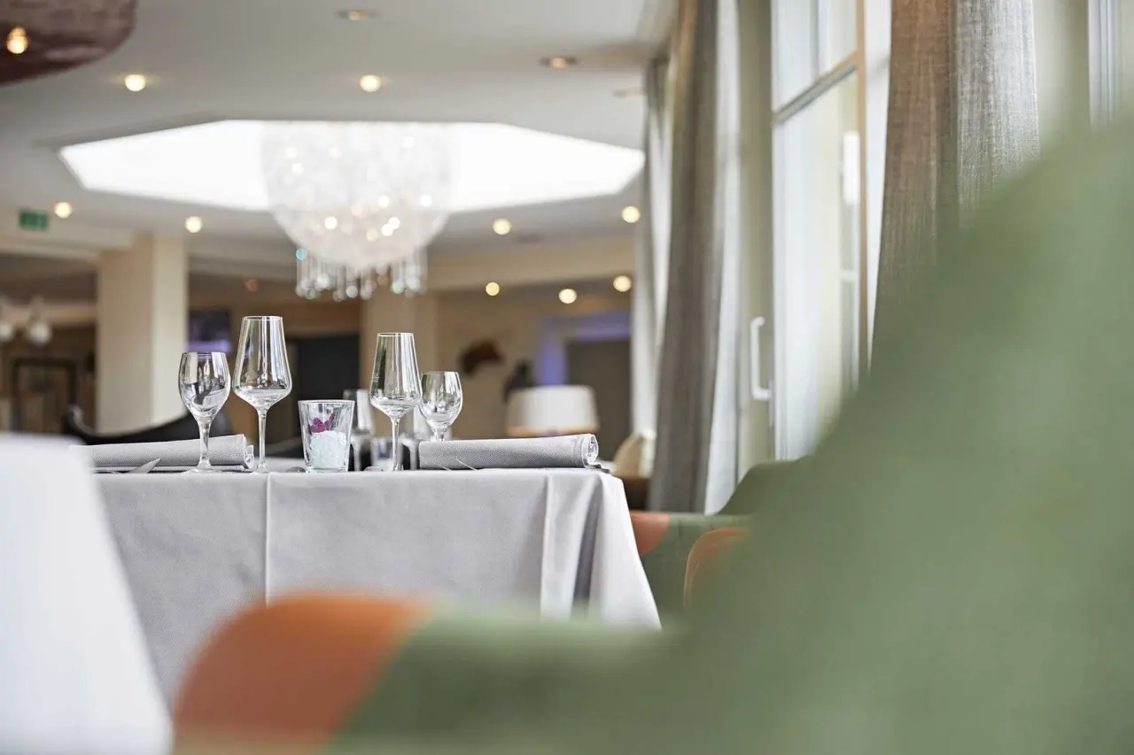 Elegantes Restaurant im Hotel Rosenstock mit festlich gedecktem Tisch und Kronleuchter.