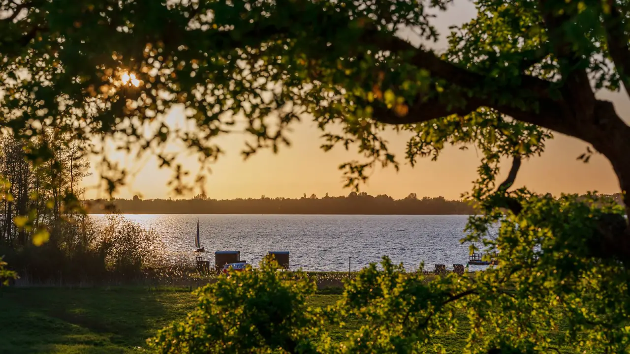 Sonnenuntergang über dem Zwischenahner Meer, gesehen vom Garten des Romantik Hotel Jagdhaus Eiden.