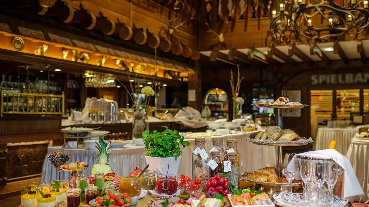 Reichhaltiges Frühstücksbuffet mit frischen Speisen und Gebäck im traditionellen Restaurant des Romantik Hotel Jagdhaus Eiden.