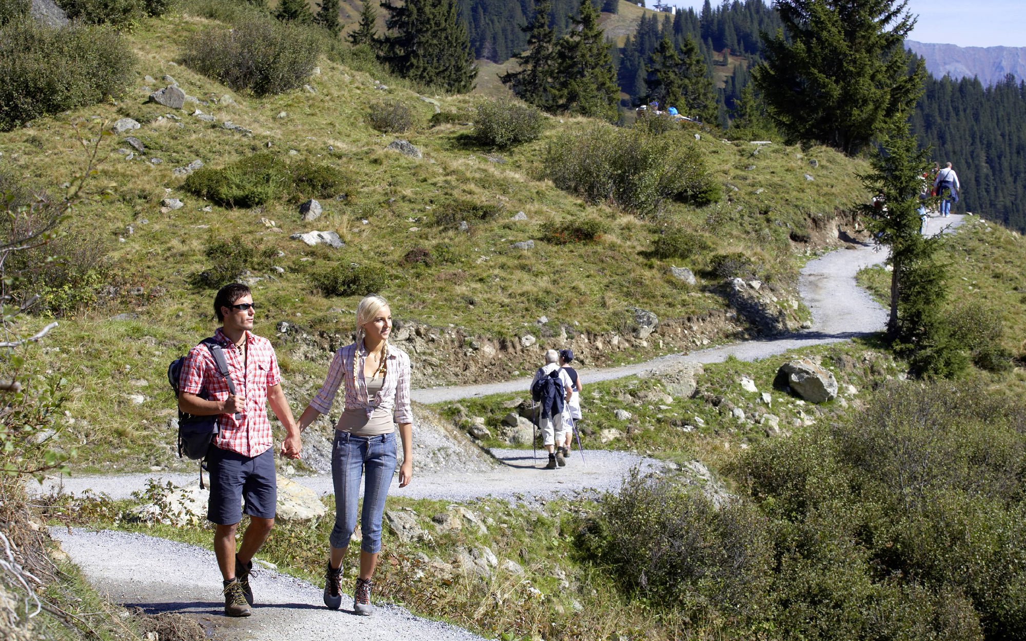 mein romantisches Hotel Garni Toalstock in Fiss – Wanderndes Paar auf einem Bergpfad in der alpinen Landschaft | Wellnesshotel Tirol
