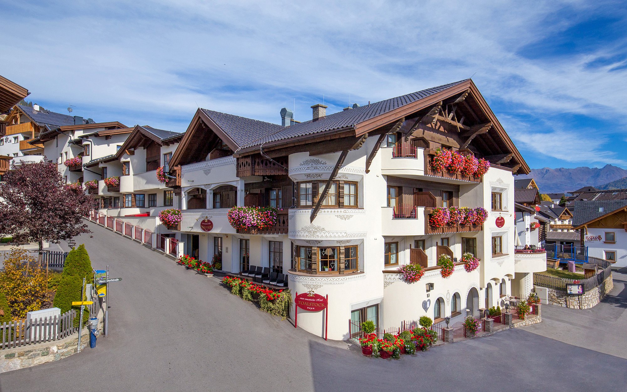 mein romantisches Hotel Garni Toalstock in Fiss – Sommeransicht des Hotels mit blühenden Blumen und Bergkulisse | Wellnesshotel Tirol