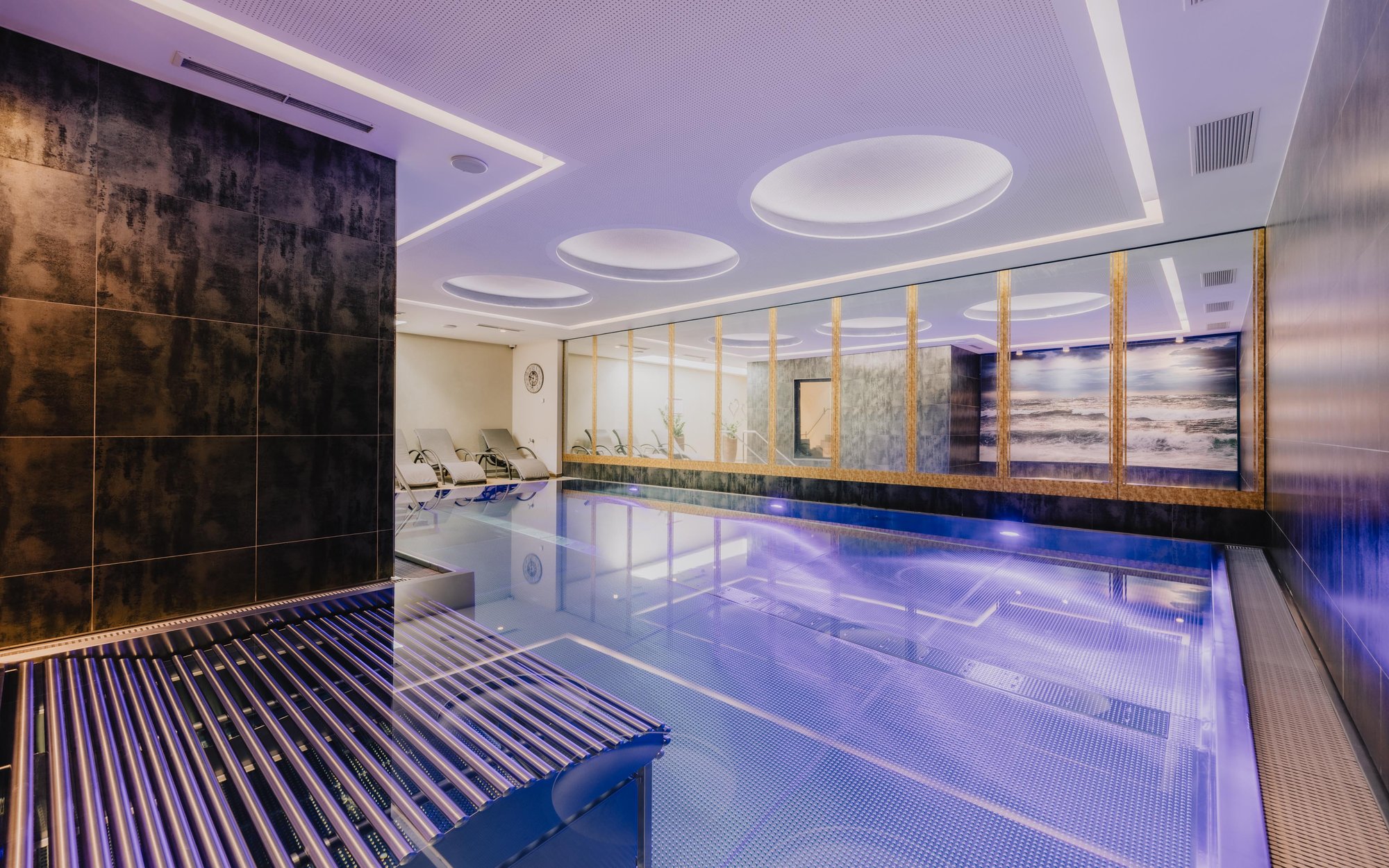 mein romantisches Hotel Garni Toalstock in Fiss – moderner Innenpool mit Entspannungsbereich | Wellnesshotel Tirol