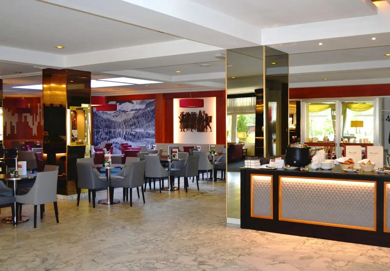 Gemütliche Lobby-Lounge mit Sitzbereichen und Bar im Johannesbad Hotel Palace, ideal zum Entspannen.