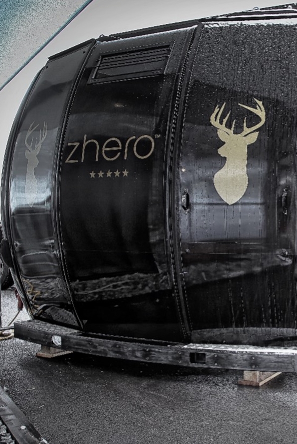 Zhero Hotel Ischgl/Kappl in Kappl – Schwarzes Fahrzeug mit Zhero Hotel Logo | Wellnesshotel Tirol