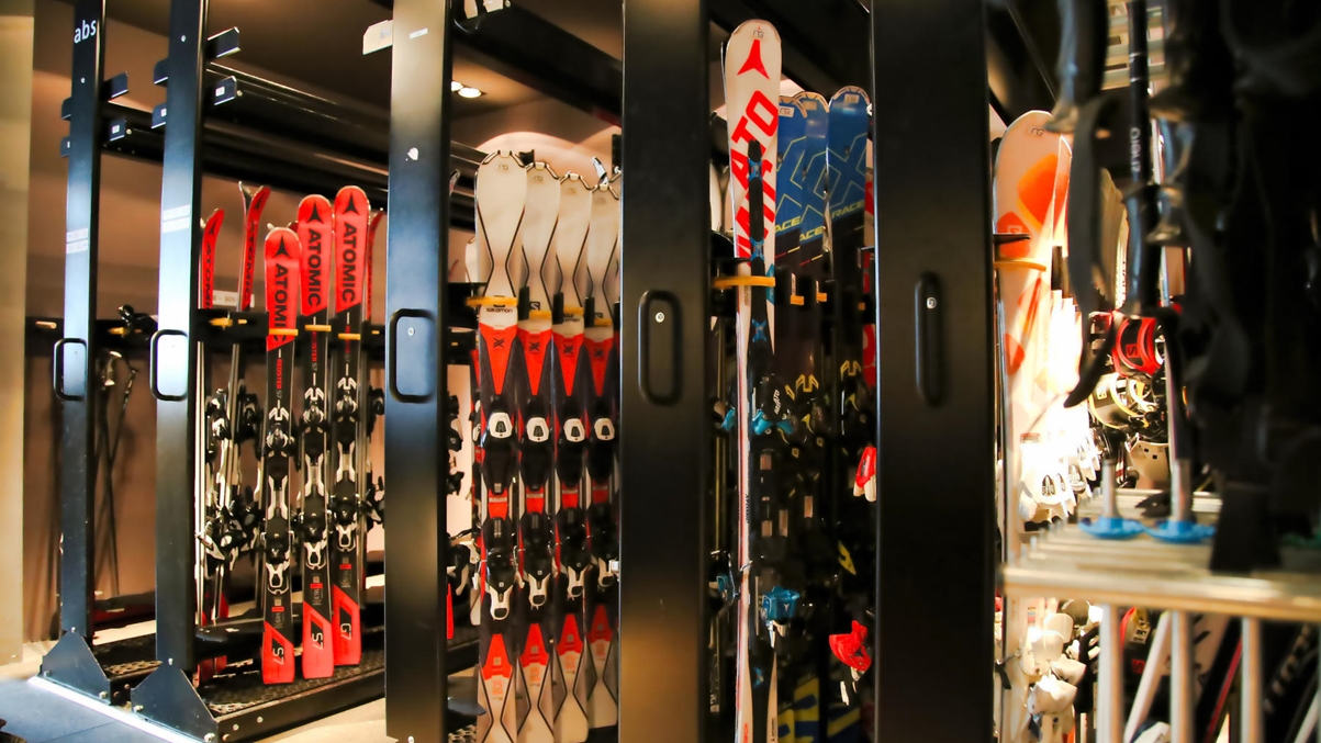 Zhero Hotel Ischgl/Kappl in Kappl – Moderner Skiraum mit Skiern und Snowboards | Wellnesshotel Tirol