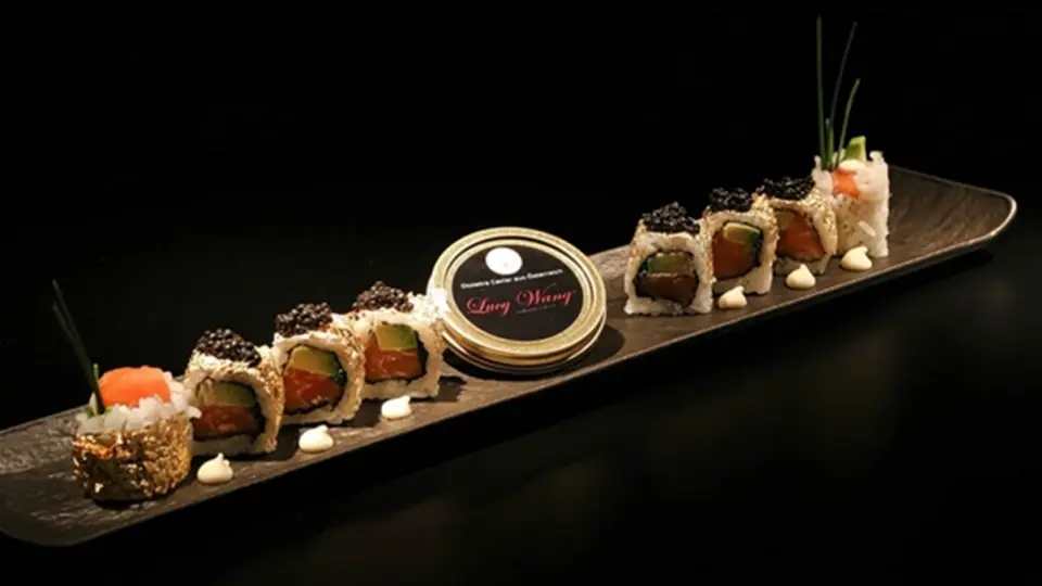 Zhero Hotel Ischgl/Kappl in Kappl – Exquisites Sushi mit Kaviar auf dunklem Teller | Wellnesshotel Tirol