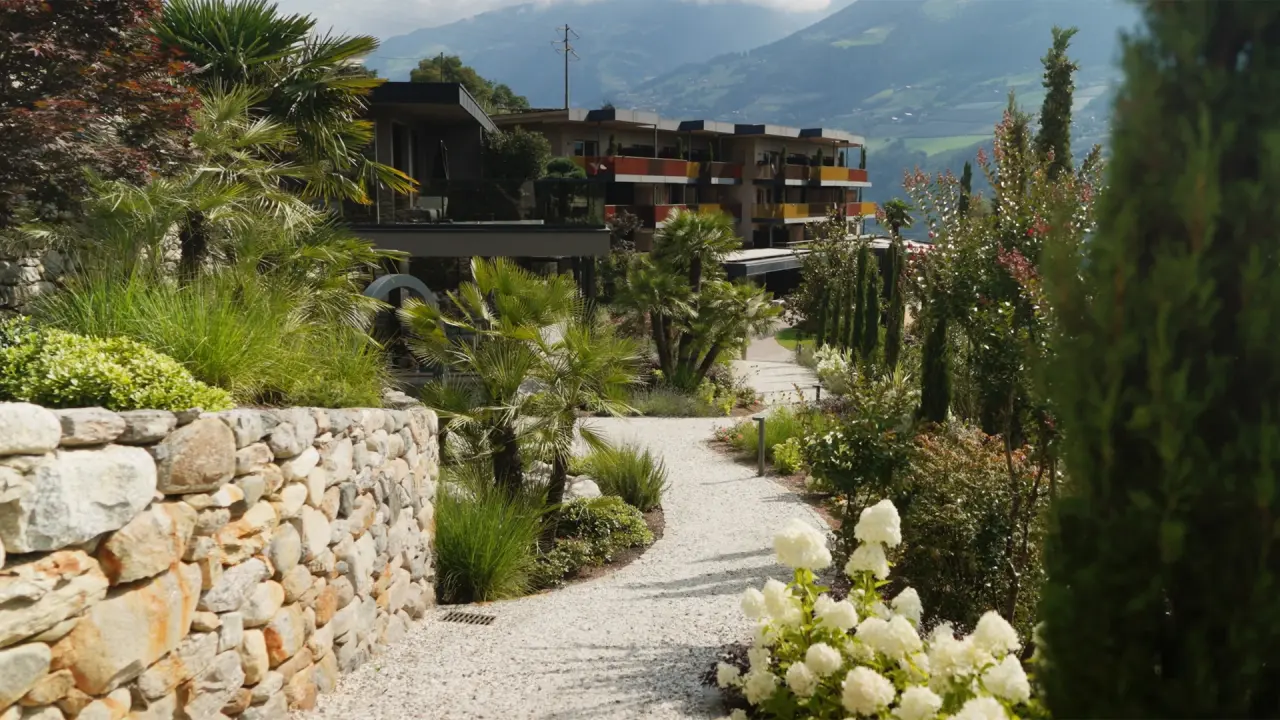 Feel Good Resort Johannis in Dorf Tirol – Außenansicht mit Gartenanlage und Bergpanorama | Wellnesshotel Südtirol
