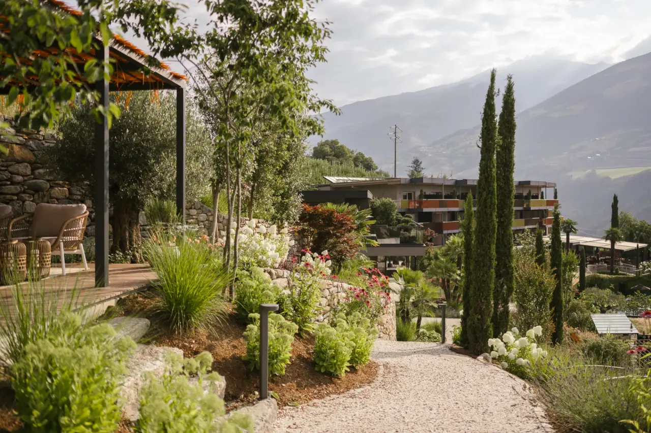 Feel Good Resort Johannis in Dorf Tirol – Mediterraner Garten mit Bergblick und Hotelanlage | Wellnesshotel Südtirol