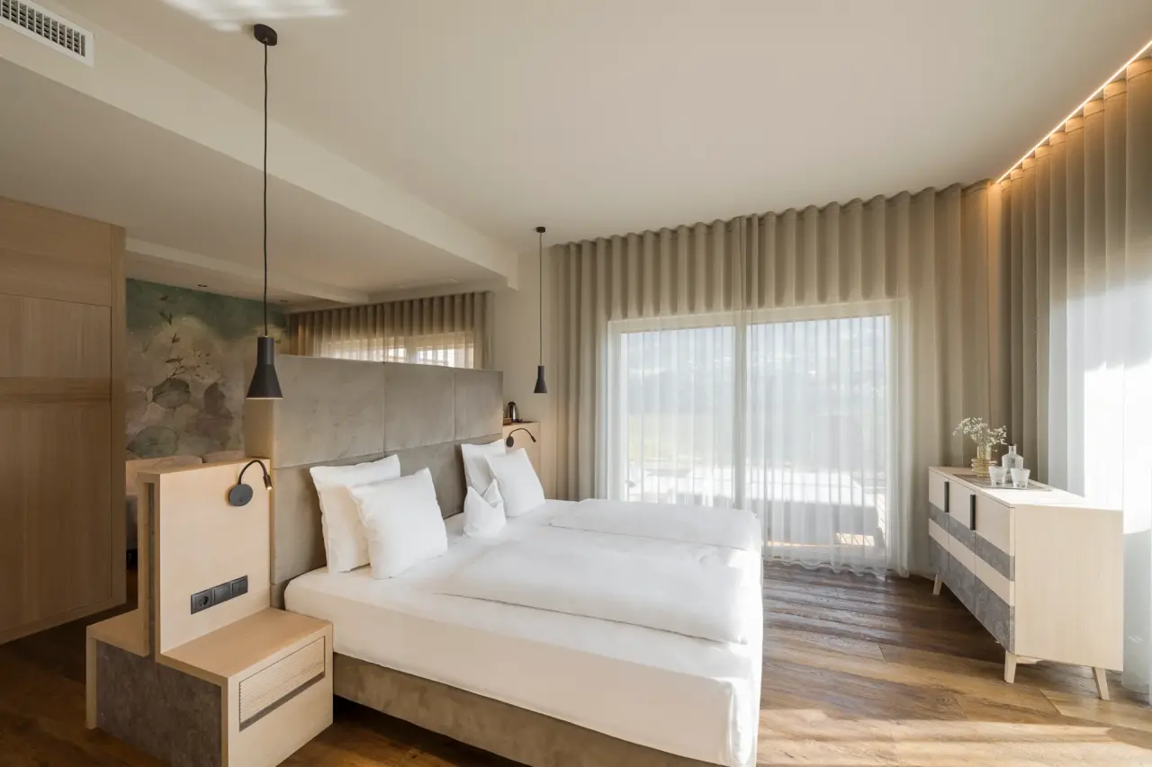 Feel Good Resort Johannis in Dorf Tirol – Modernes Doppelzimmer mit Holzboden | Wellnesshotel Südtirol