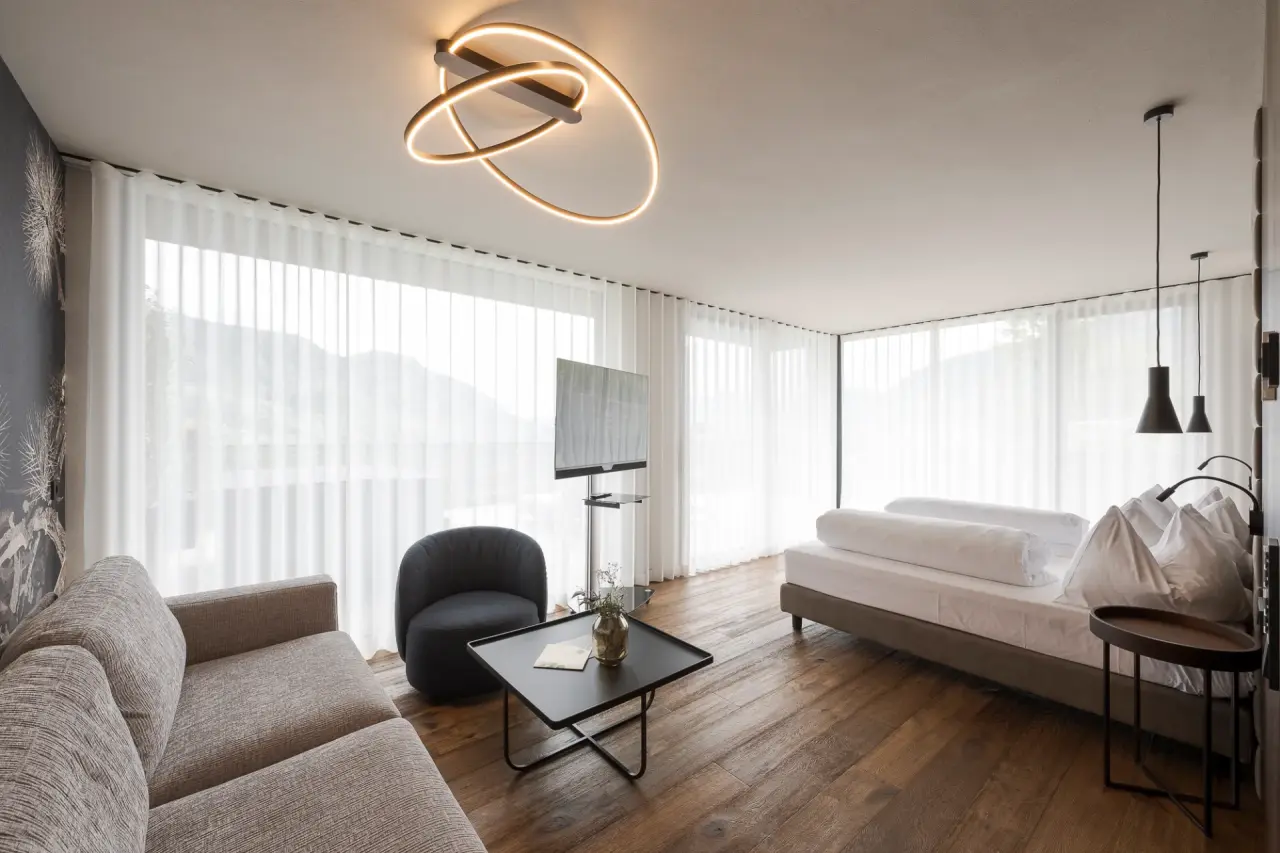 Feel Good Resort Johannis in Dorf Tirol – Modernes Hotelzimmer mit Panoramablick | Wellnesshotel Südtirol