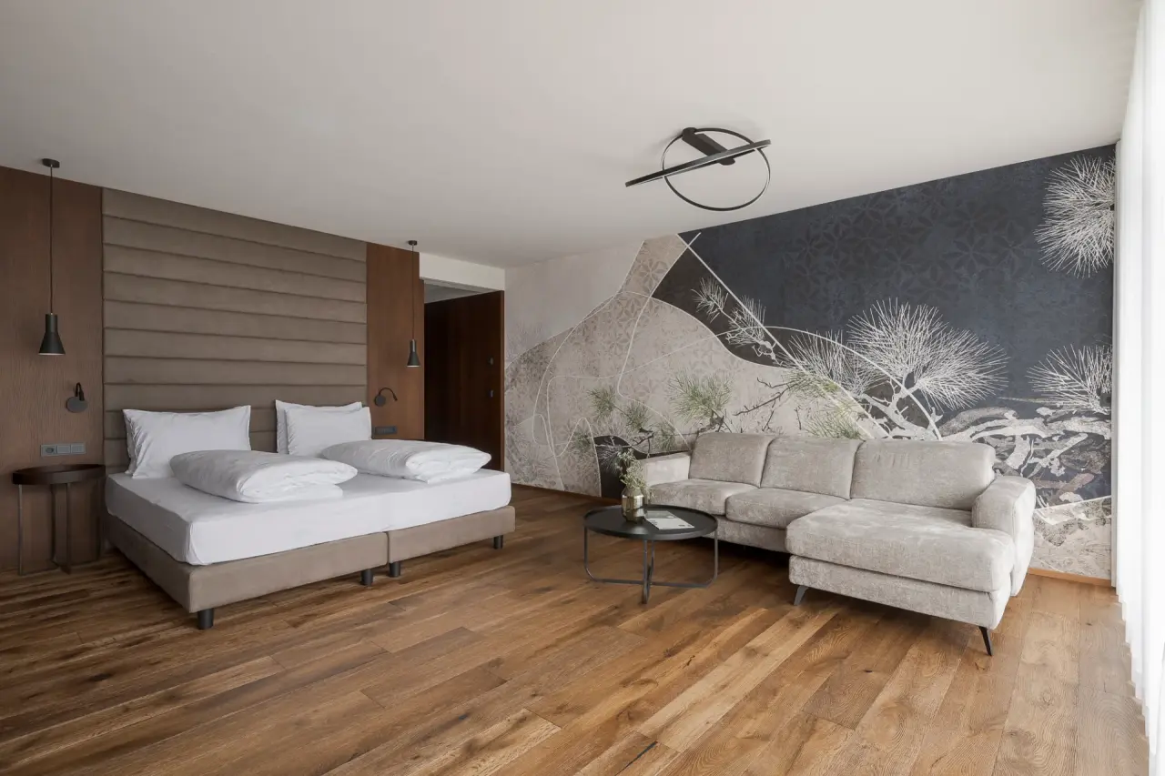 Feel Good Resort Johannis in Dorf Tirol – Modernes Doppelzimmer mit Sitzecke und Design-Wandbild | Wellnesshotel Südtirol