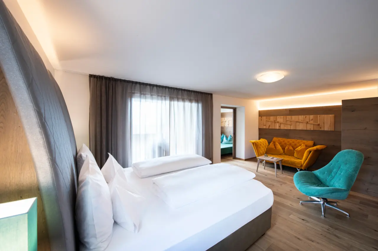Feel Good Resort Johannis in Dorf Tirol – Modernes Doppelzimmer mit gemütlicher Sitzecke | Wellnesshotel Südtirol