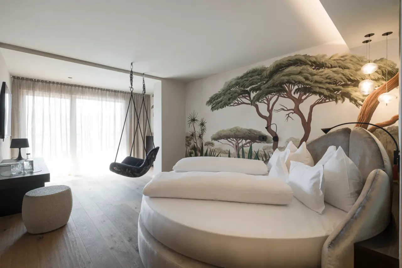 Feel Good Resort Johannis in Dorf Tirol – Modernes Zimmer mit Rundbett und Hängesessel | Wellnesshotel Südtirol