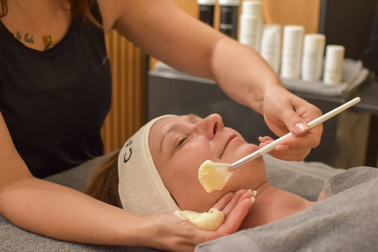 Professionelle Gesichtsbehandlung mit Maske im Spa des DIANA Naturpark Hotels für tiefe Entspannung und Pflege.