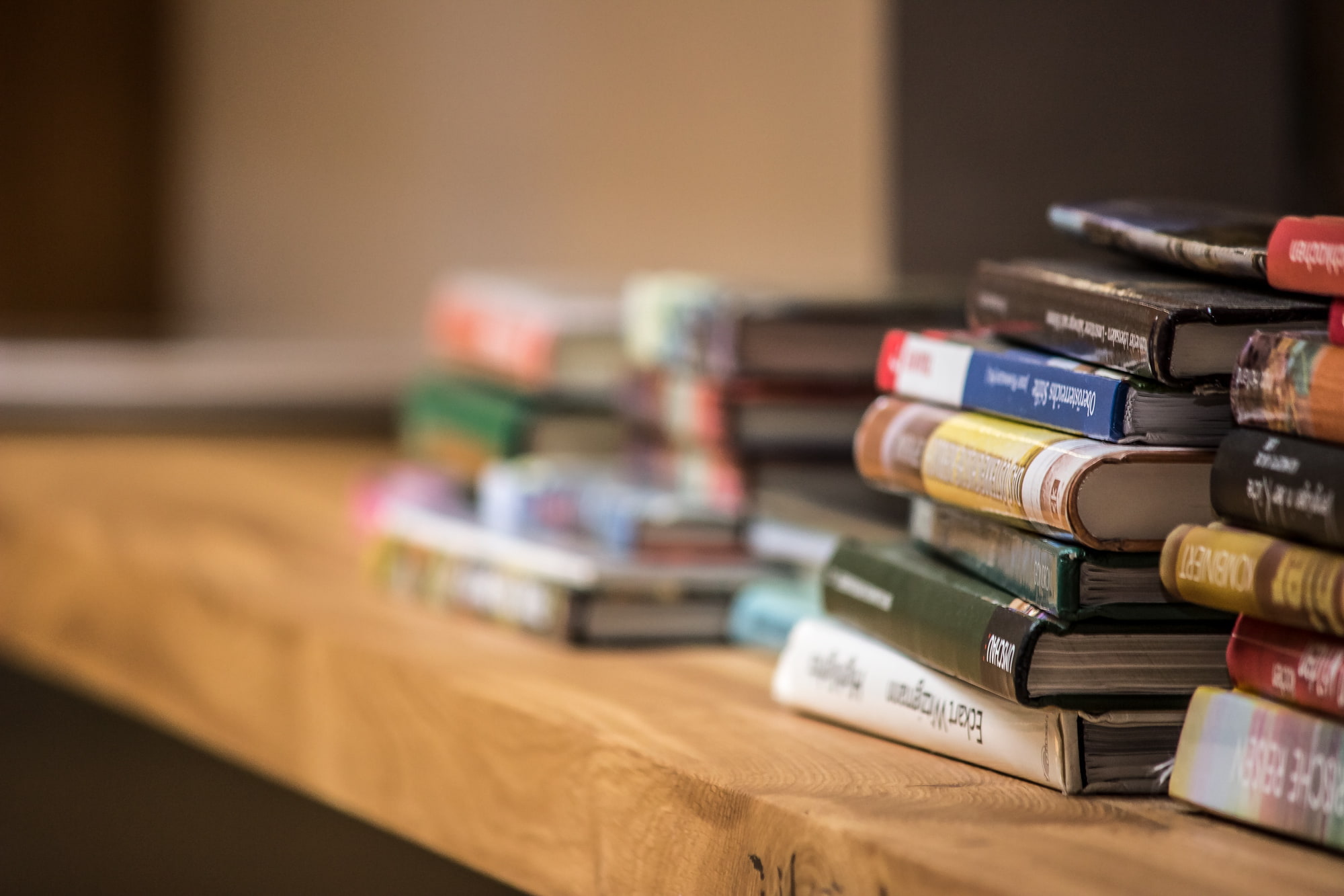 Genießerhotel Bergergut in Oberafiesl – Stapel Bücher auf einem Holztisch im Hotel | Wellnesshotel Mühlviertel