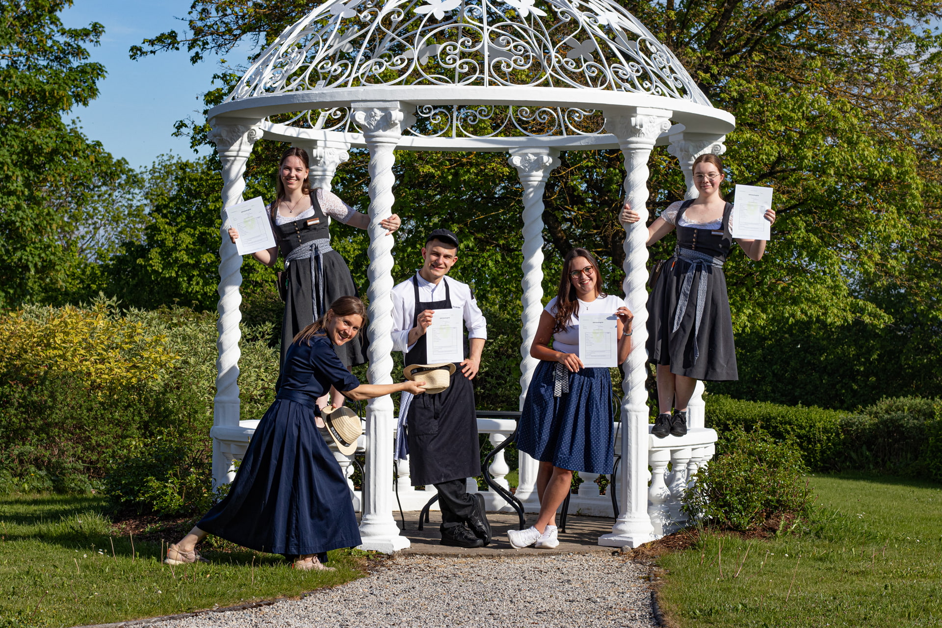 Genießerhotel Bergergut in Oberafiesl – Freundliches Hotelteam im Gartenpavillon | Wellnesshotel Mühlviertel