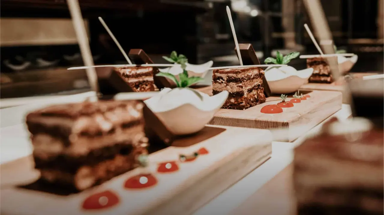 Dessertbuffet mit Schokoladenkuchen und Minze im Restaurant des Hotel Birkenhöhe.