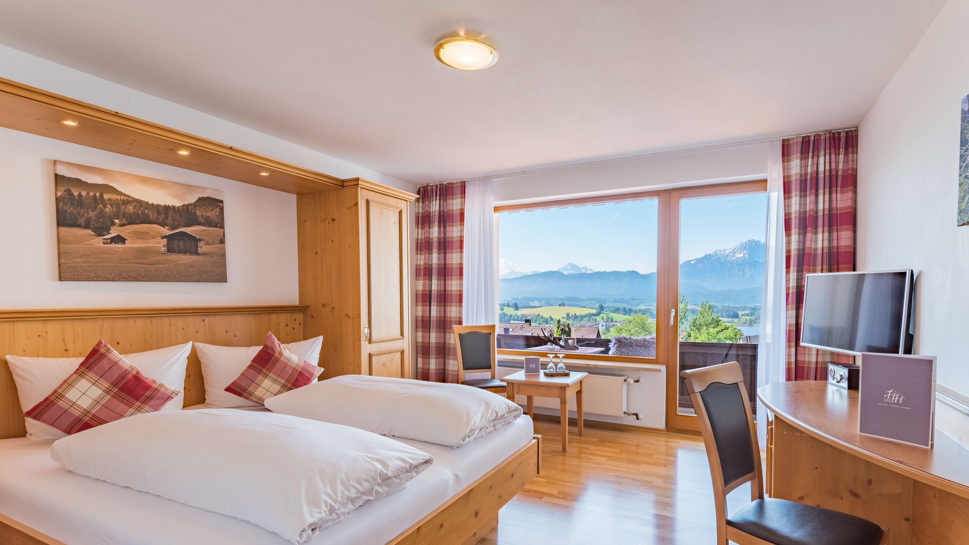 Hartung’s Hoteldorf in Füssen – Komfortables Doppelzimmer mit Bergblick | Wellnesshotel Allgäu