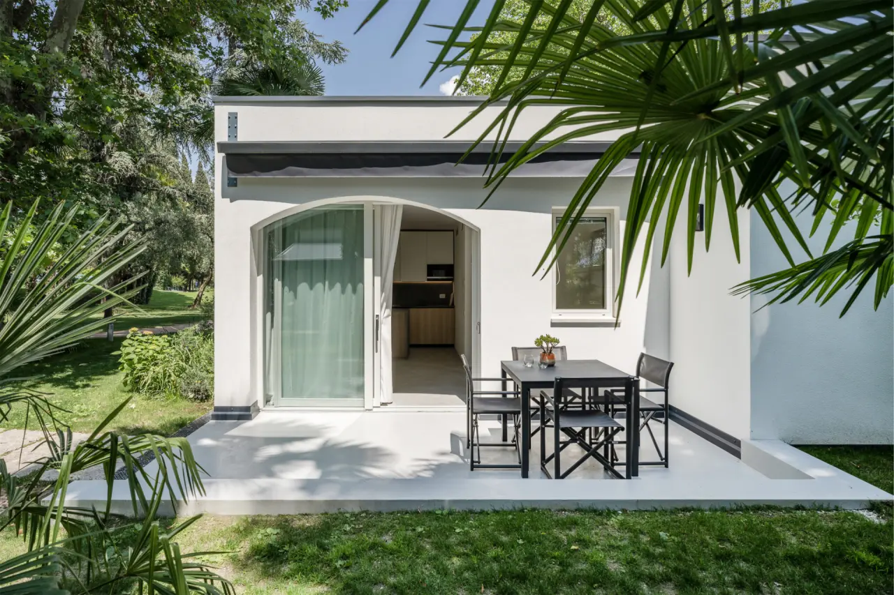 Du Lac et Du Parc Grand Resort in Riva del Garda – Moderne Bungalow-Terrasse im Grünen | Wellnesshotel Gardasee