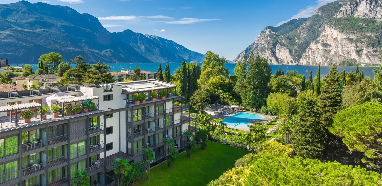 Du Lac et Du Parc Grand Resort in Riva del Garda – Panorama mit Außenpool und Gardaseeblick | Wellnesshotel Gardasee