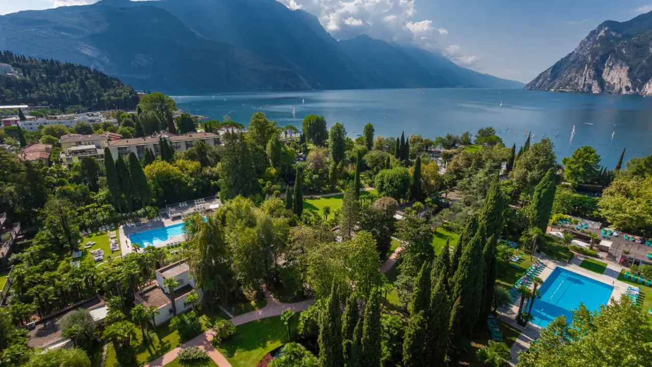 Du Lac et Du Parc Grand Resort in Riva del Garda – Parkanlage mit Außenpools und Blick auf den Gardasee | Wellnesshotel Gardasee
