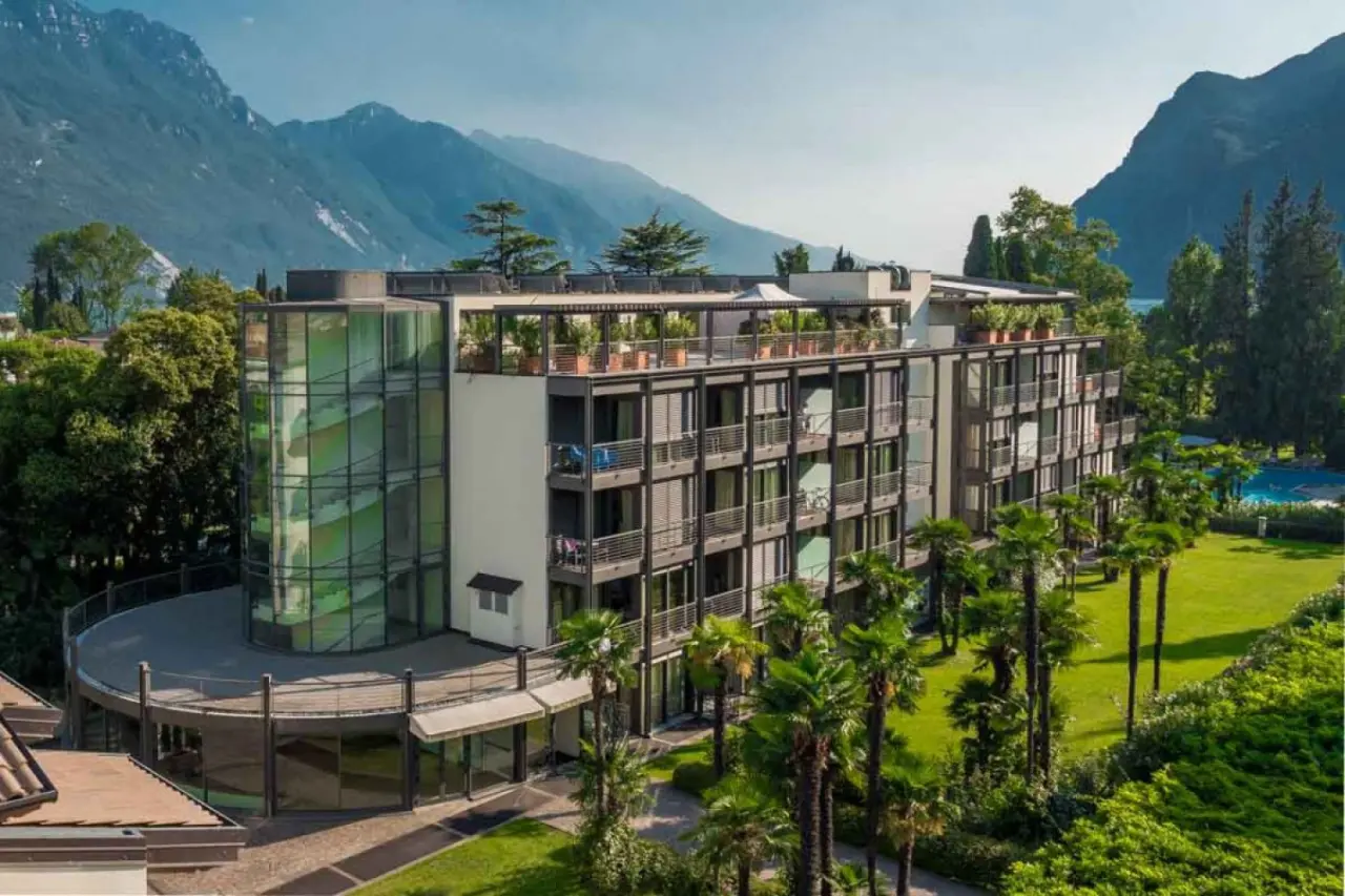Du Lac et Du Parc Grand Resort in Riva del Garda – Moderne Außenansicht mit Park und Bergpanorama | Wellnesshotel Gardasee
