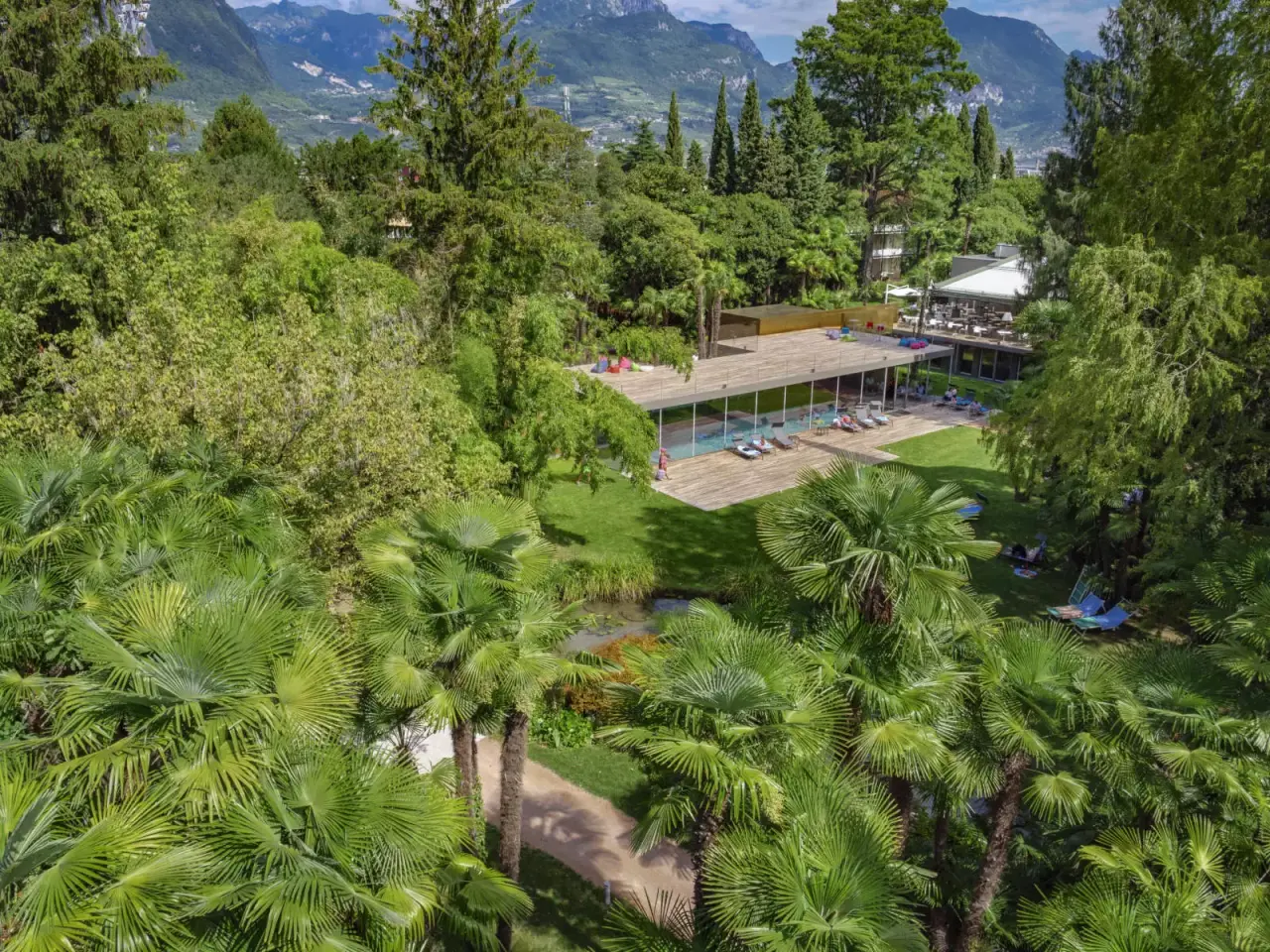 Du Lac et Du Parc Grand Resort in Riva del Garda – Parkanlage mit Palmen und Pool | Wellnesshotel Gardasee