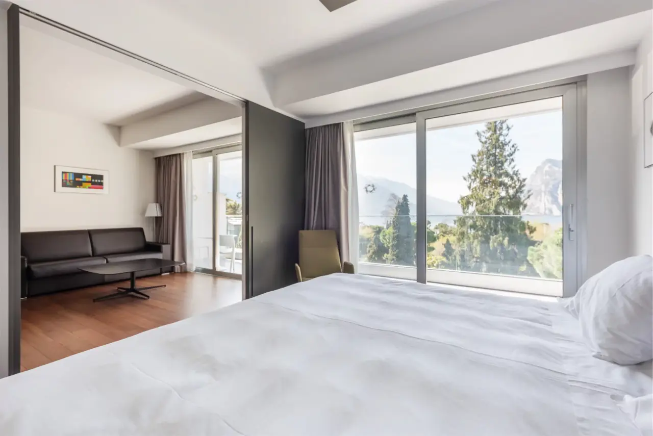 Du Lac et Du Parc Grand Resort in Riva del Garda – Moderne Suite mit Panoramablick auf den Park | Wellnesshotel Gardasee