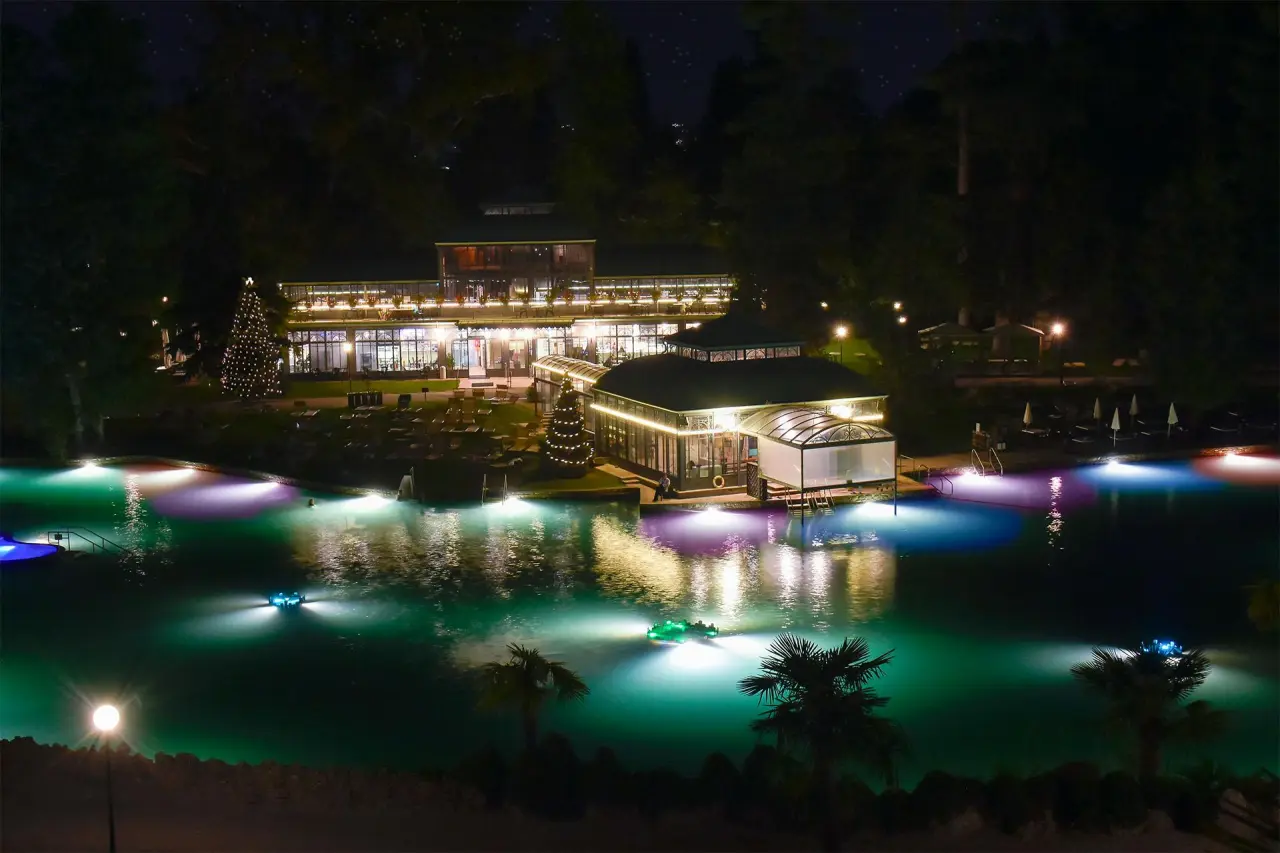 Villa dei Cedri Spa in Colà di Lazise – Beleuchteter Thermal-See bei Nacht | Wellnesshotel Gardasee