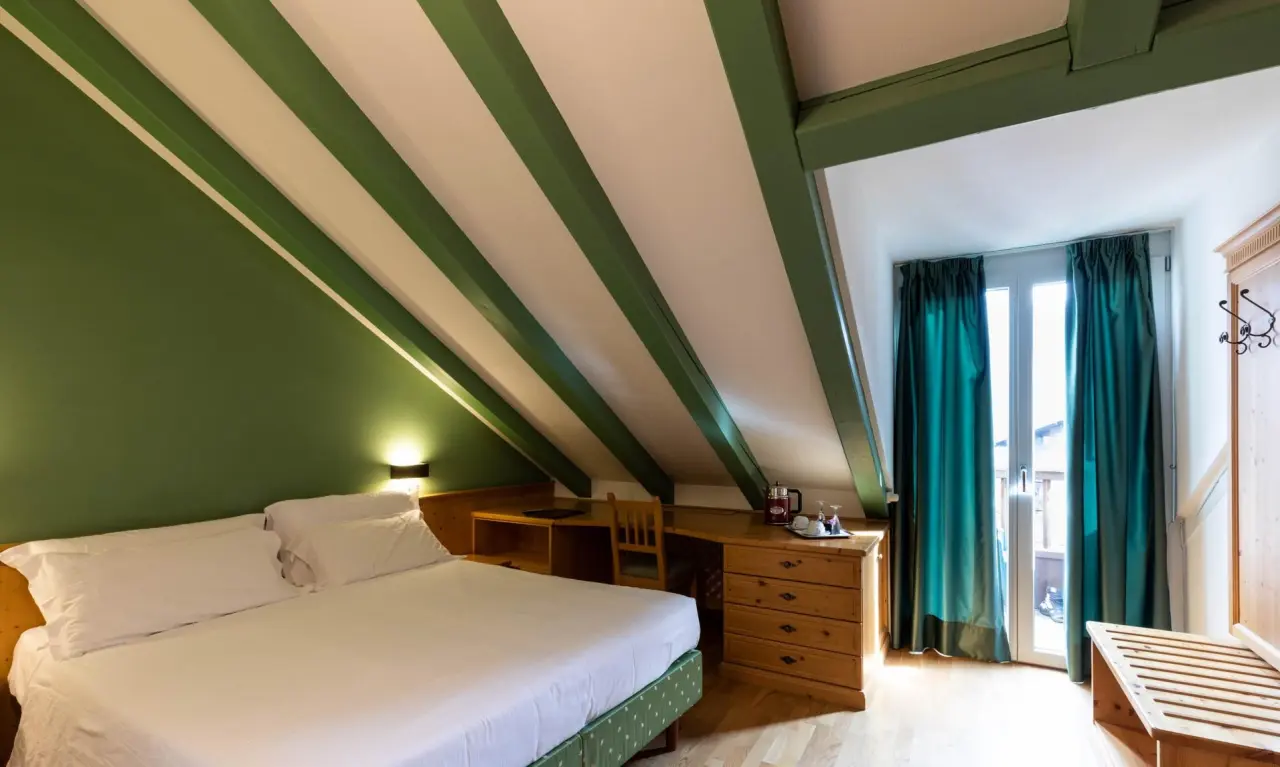 Hotel Medil in Campitello di Fassa – Gemütliches Doppelzimmer mit Dachschräge | Wellnesshotel Dolomiten