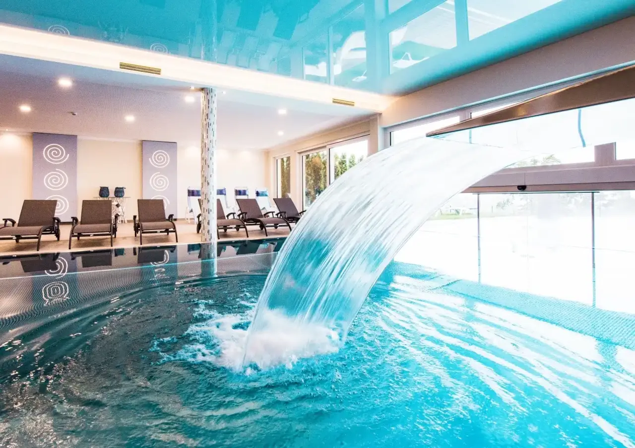 Innenpool mit Wasserfall und Liegebereich im Balance SPA & GOLF Hotel am Wörthersee