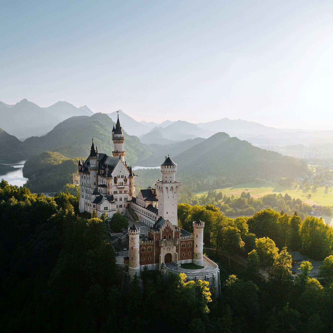 AMERON Neuschwanstein Alpsee Resort & Spa in Hohenschwangau – Märchenhaftes Schloss Neuschwanstein bei Sonnenaufgang | Wellnesshotel Allgäu