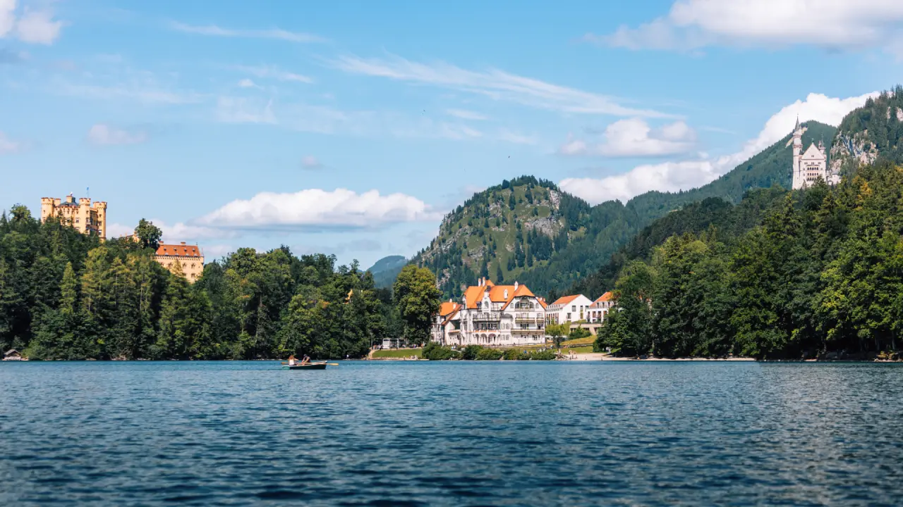 AMERON Neuschwanstein Alpsee Resort & Spa am Alpsee mit Blick auf Schloss Neuschwanstein und Hohenschwangau.