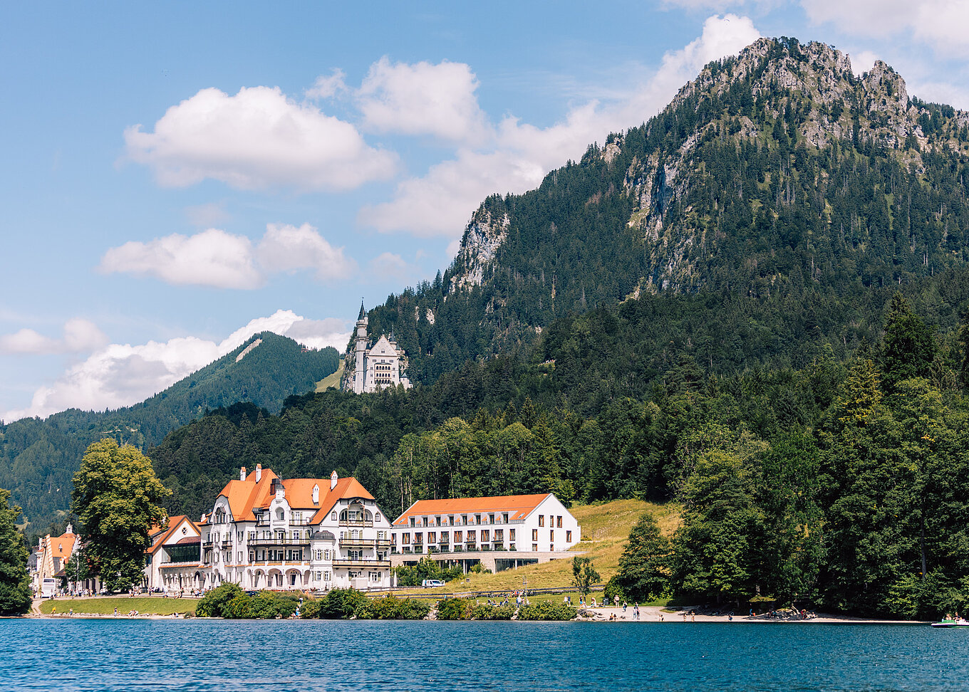 AMERON Neuschwanstein Alpsee Resort & Spa in Hohenschwangau – Hotelanlage am Alpsee mit Bergpanorama und Schloss | Wellnesshotel Allgäu