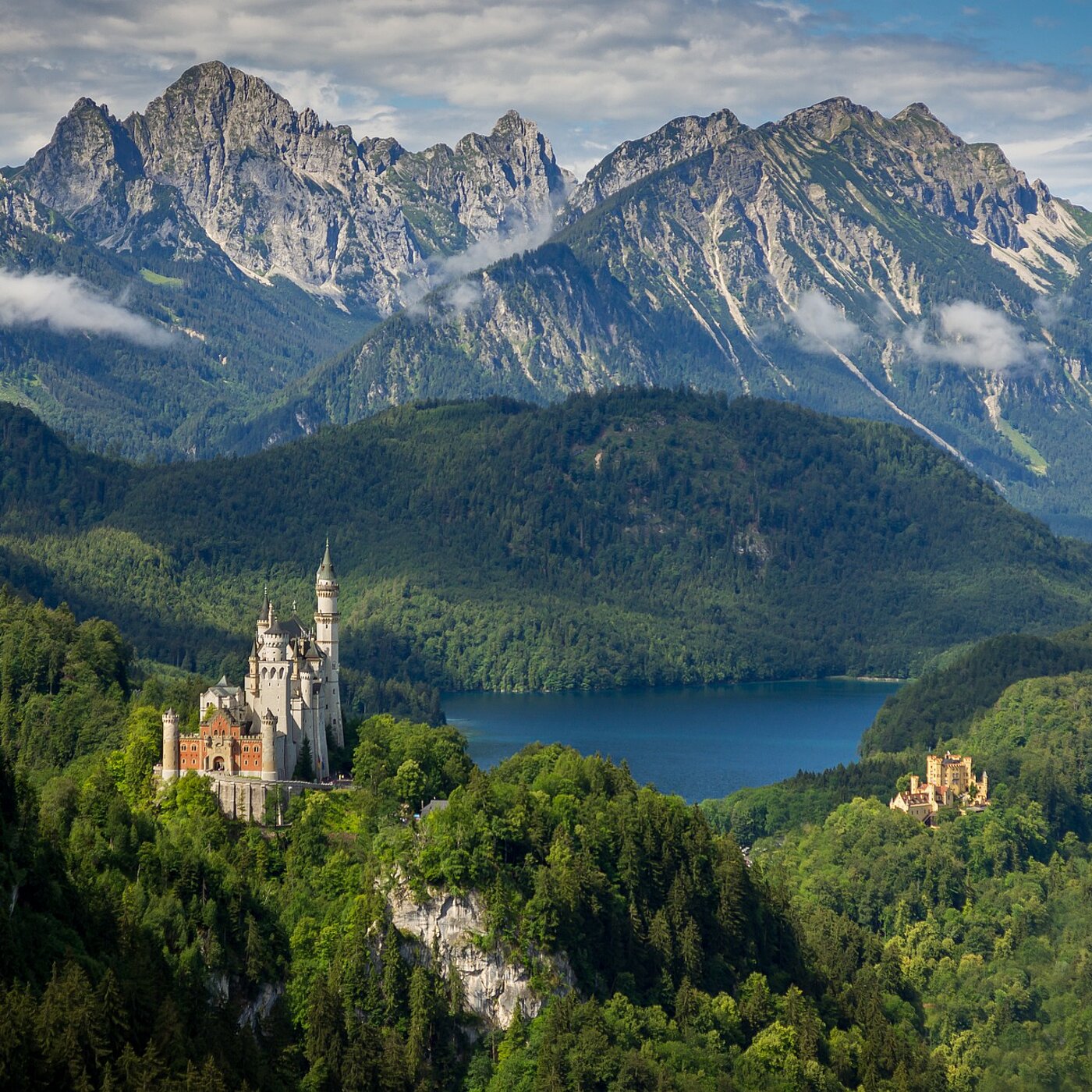 AMERON Neuschwanstein Alpsee Resort & Spa in Hohenschwangau – Schloss Neuschwanstein und Alpsee vor Bergpanorama | Wellnesshotel Allgäu