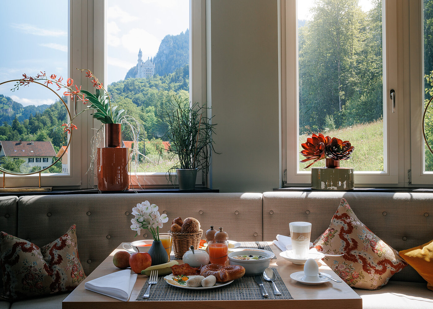 AMERON Neuschwanstein Alpsee Resort & Spa in Hohenschwangau – Frühstück mit Blick auf Schloss Neuschwanstein | Wellnesshotel Allgäu