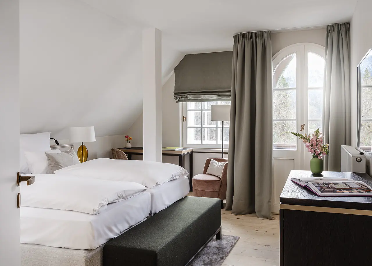 AMERON Neuschwanstein Alpsee Resort & Spa in Hohenschwangau – Helles und modernes Doppelzimmer mit Bergblick | Wellnesshotel Allgäu