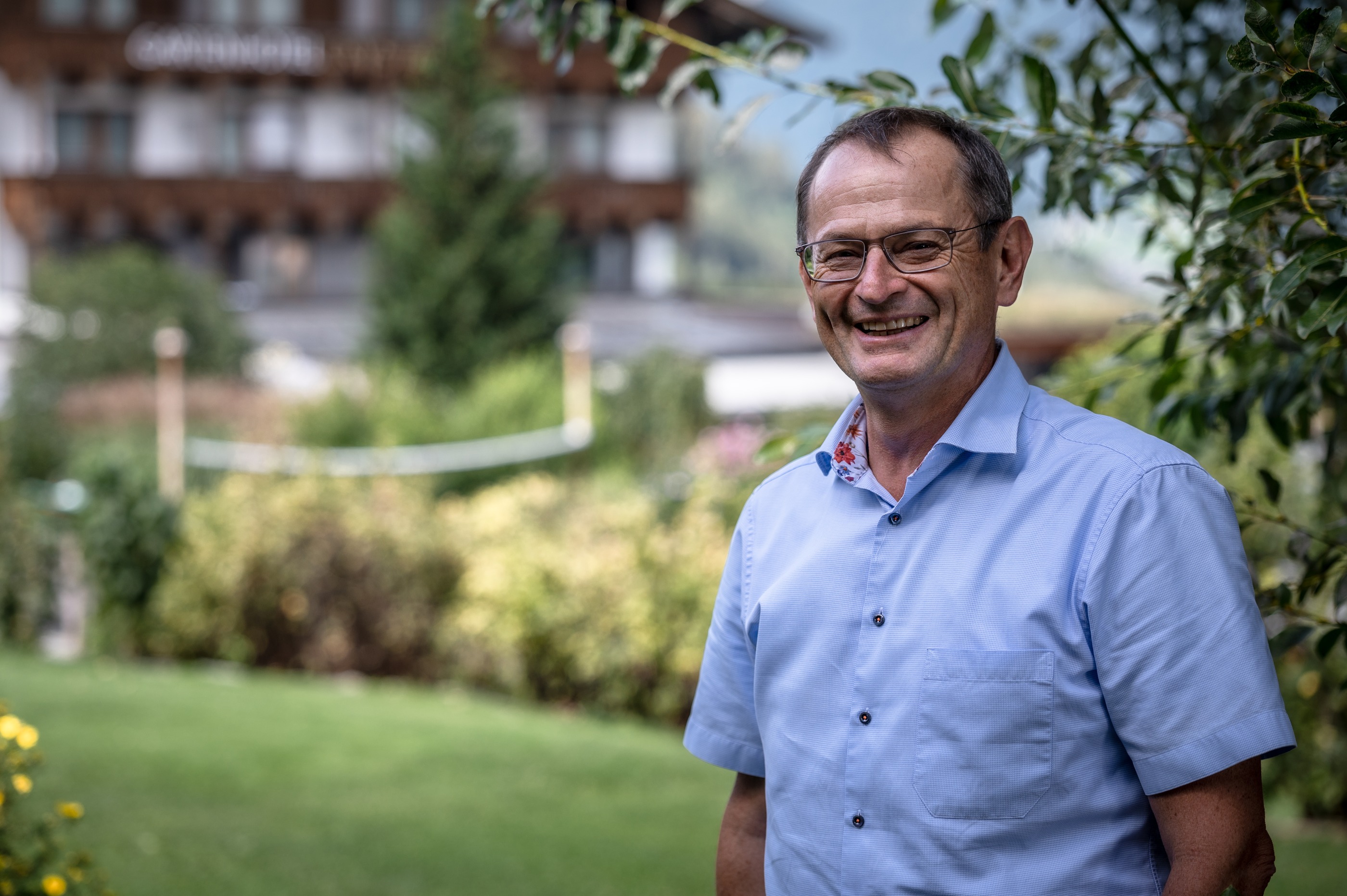 Gardenhotel Crystal in Fügen – Portrait eines lächelnden Mannes im Garten | Wellnesshotel Zillertal