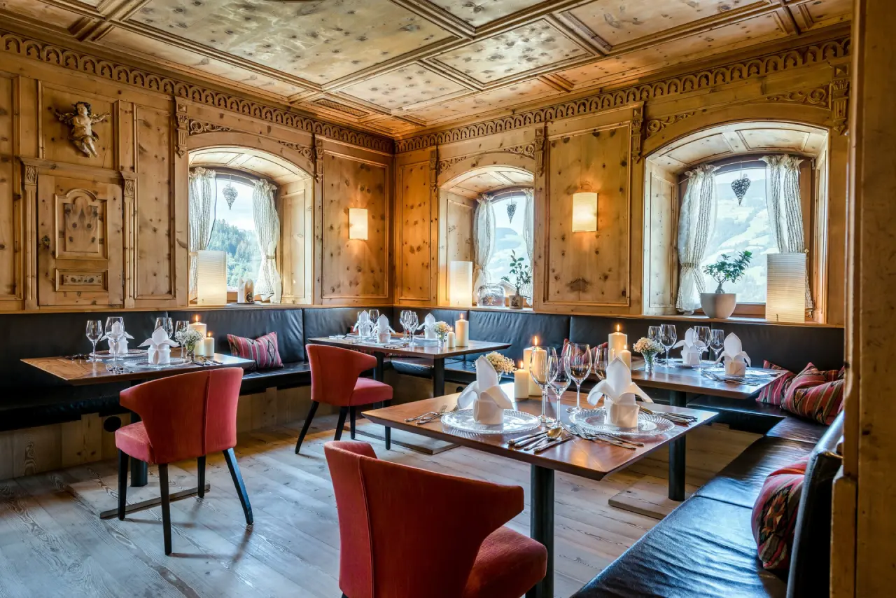 Gardenhotel Crystal in Fügen – Stilvolles Restaurant mit traditionellem Ambiente und gedeckten Tischen | Wellnesshotel Zillertal