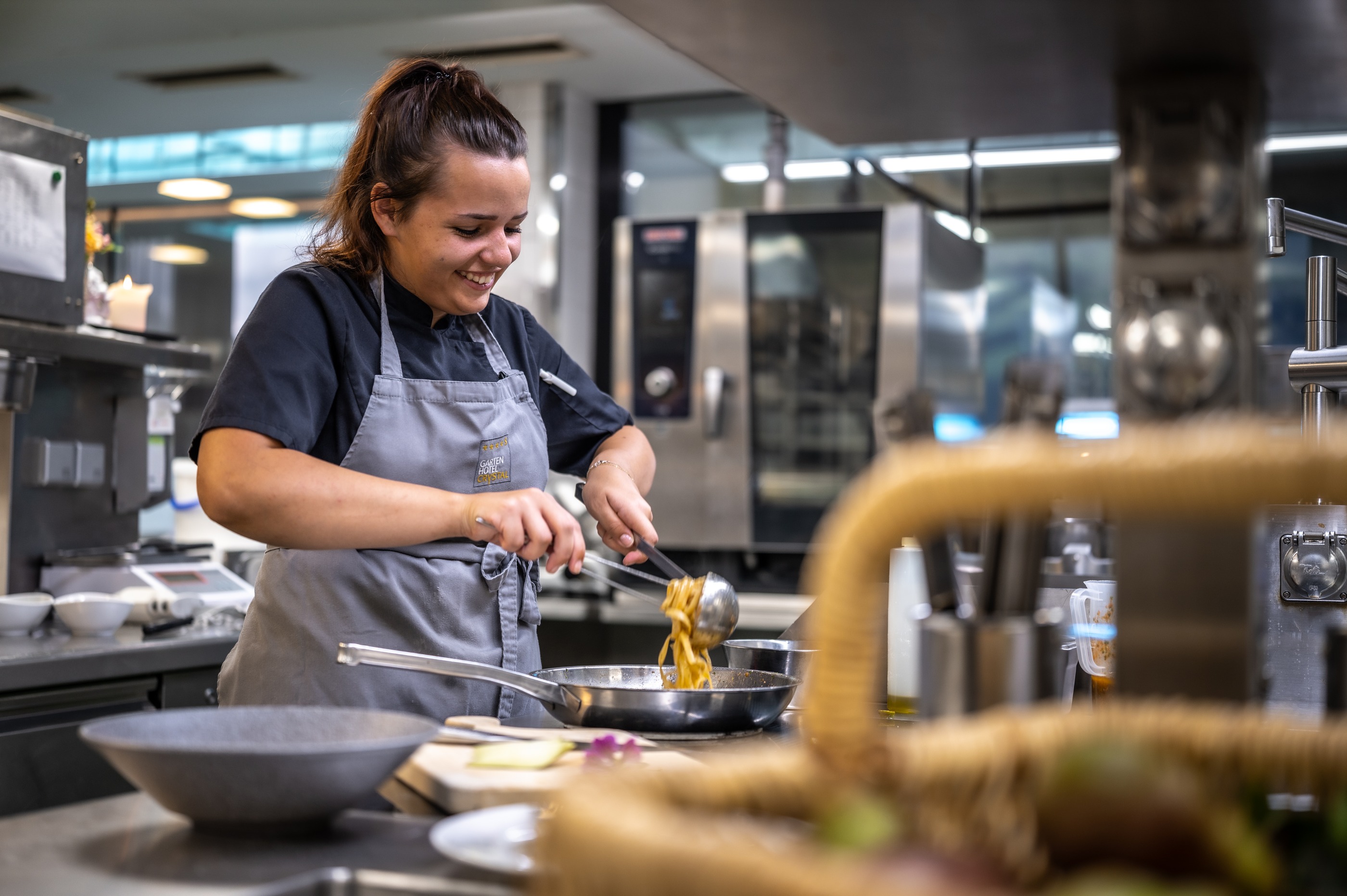 Gardenhotel Crystal in Fügen – Küchenchef bei der Zubereitung frischer Speisen in der Hotelküche | Wellnesshotel Zillertal