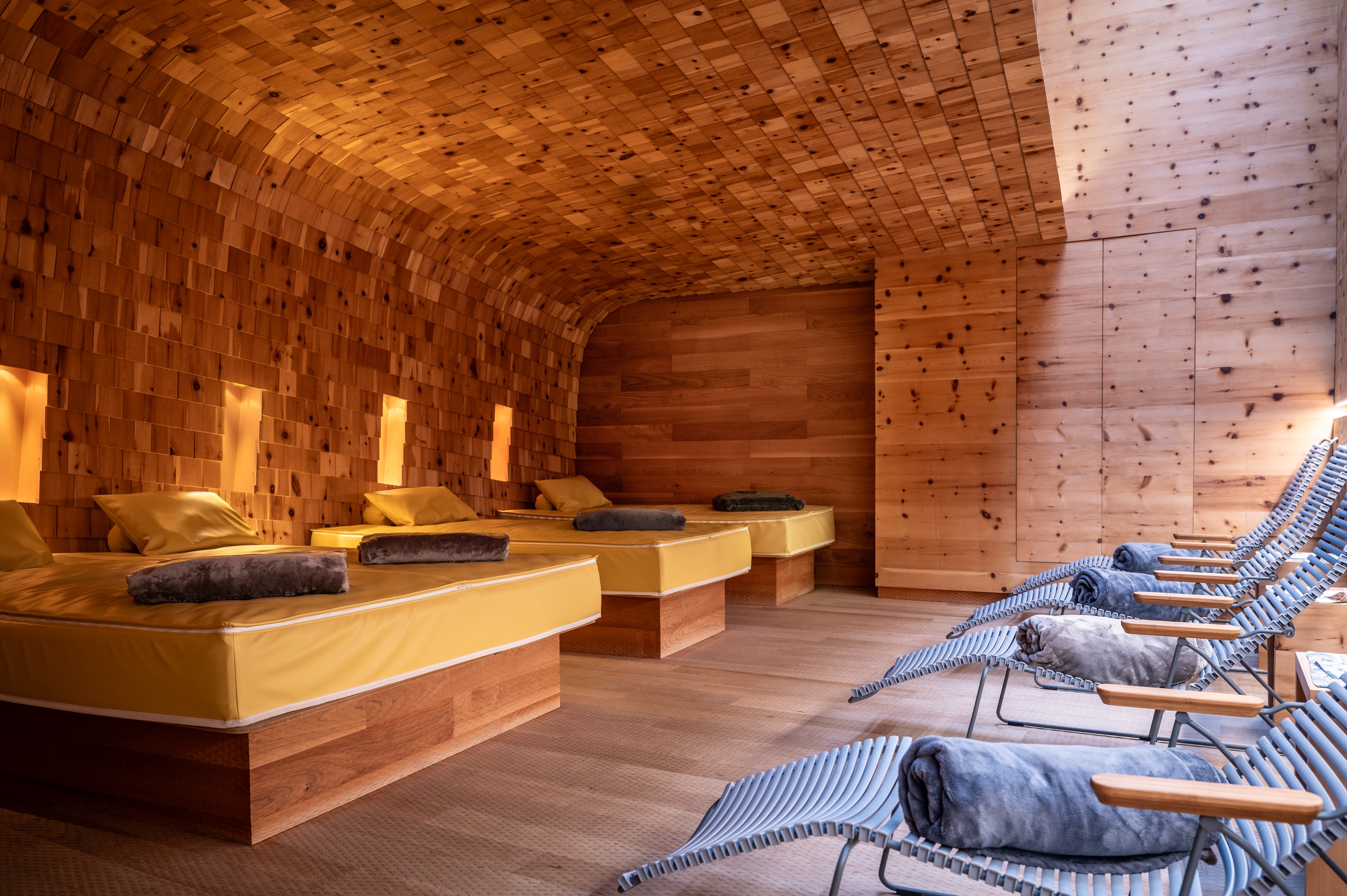 Gardenhotel Crystal in Fügen – Entspannungsraum im Spa-Bereich mit bequemen Liegen und Holzelementen | Wellnesshotel Zillertal
